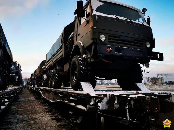 Más equipo militar ruso llegó a Bielorrusia. Aquí está la foto de Palonka, distrito de Baranavychi. Dos trenes transportan transportes blindados de personal, camiones cisterna de gasolina y vagones de carga.