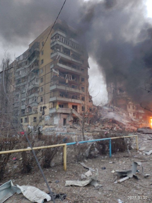 Rakete traf Wohnblock in der Stadt Dnipro. Das Gebäude ist teilweise eingestürzt