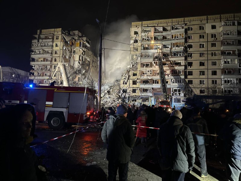 5 Menschen getötet, 27 verwundet als Folge eines Raketenangriffs in der Stadt Dnipro. 20 Menschen wurden aus den Trümmern gerettet
