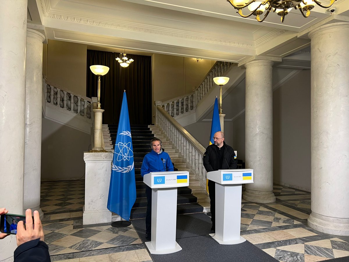 IAEO-Chef: Letzten Monat haben Premierminister @Denys_Shmyhal und ich vereinbart, eine ständige Präsenz der IAEA in allen Atomkraftwerken der Ukraine einzurichten. Heute in Kiew habe ich bestätigt, dass die Unterstützung