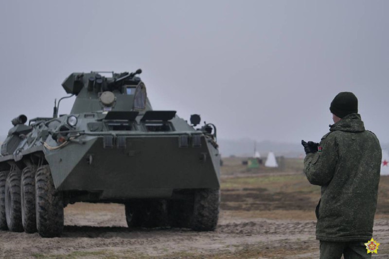 Die belarussische Armee führt ein Training mit BTR-82A APCs auf dem Schießplatz in der Nähe von Brest durch