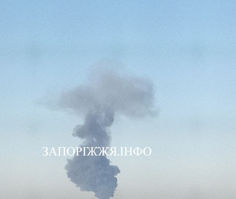 Rauch steigt nach Raketenangriff in der Region Saporischschja auf