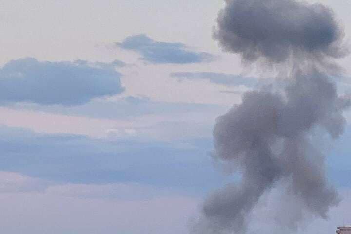 Explosionen infolge eines Raketenangriffs im Bezirk Dniprowskyj in Kiew