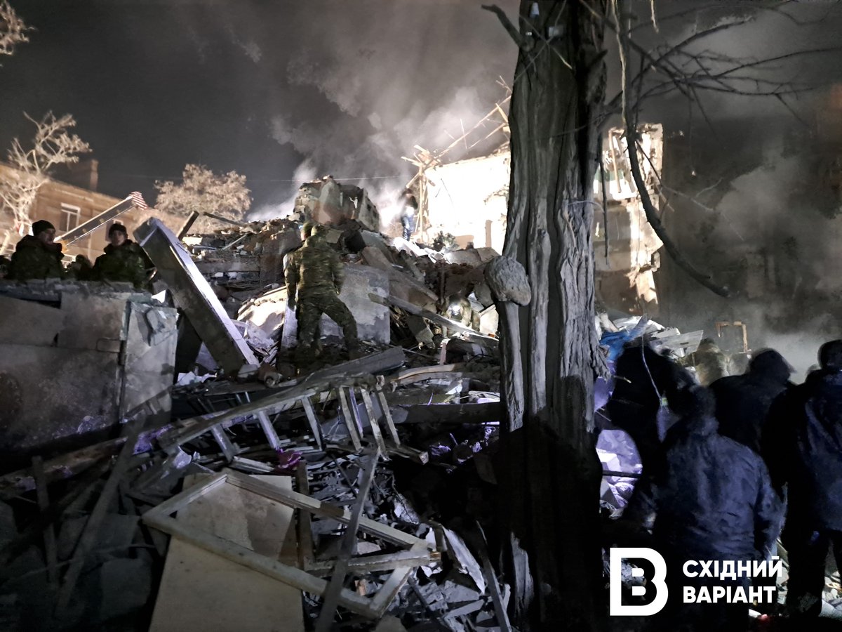 Die Rettungsaktion in Kramatorsk wird nach dem russischen Raketenangriff fortgesetzt. Bis zu 10 Personen könnten unter Trümmern liegen