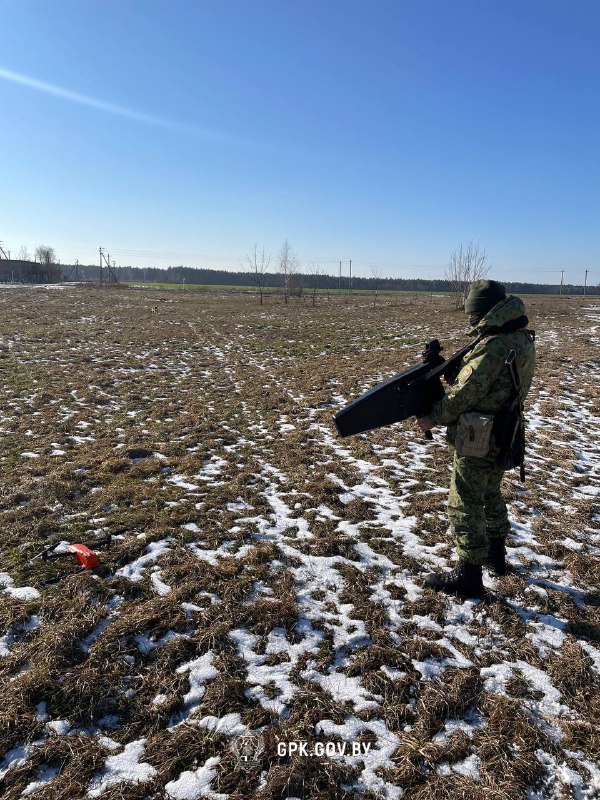 Weißrussische Grenzschutzbeamte haben eine ukrainische Drohne mit einer Drohnenabwehrkanone abgeschossen