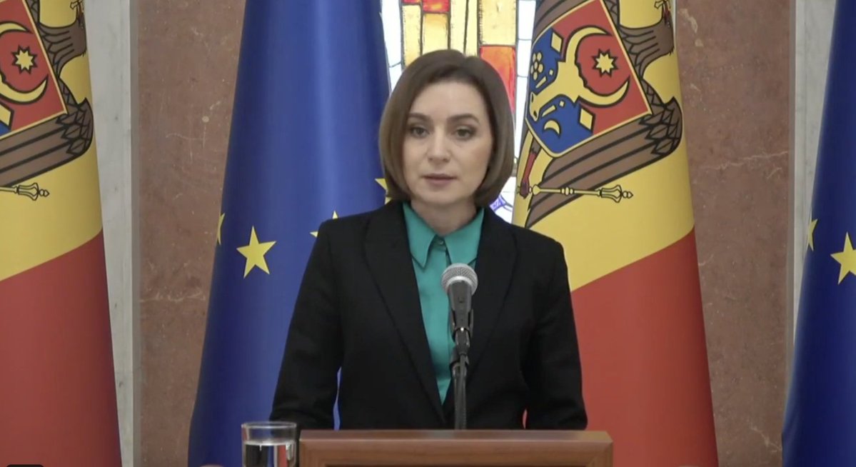 Maia Sandu bestätigt Selenskyjs Behauptungen zu Russlands Destabilisierungsplänen für Moldawien. Die neue FSB-Strategie, sagte sie gerade in einer Pressekonferenz, sieht vor, dass Einzelpersonen in staatliche Institutionen einbrechen und Geiseln nehmen