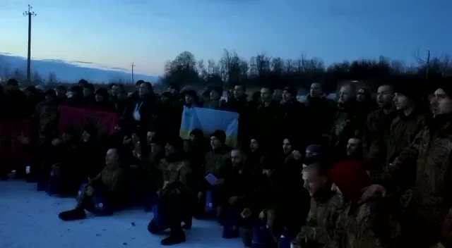 100 ukrainische Soldaten und 1 Zivilist wurden aus der Gefangenschaft befreit, als Ergebnis des Austauschs neuer Gefangener mit Russland