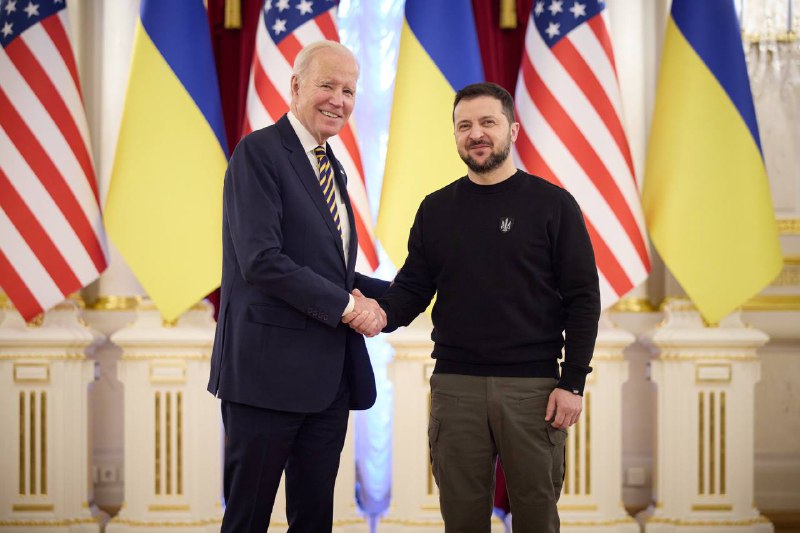 Président Zelensky : Joseph Biden, bienvenue à Kyiv. Votre visite est un signe de soutien extrêmement important pour tous les Ukrainiens