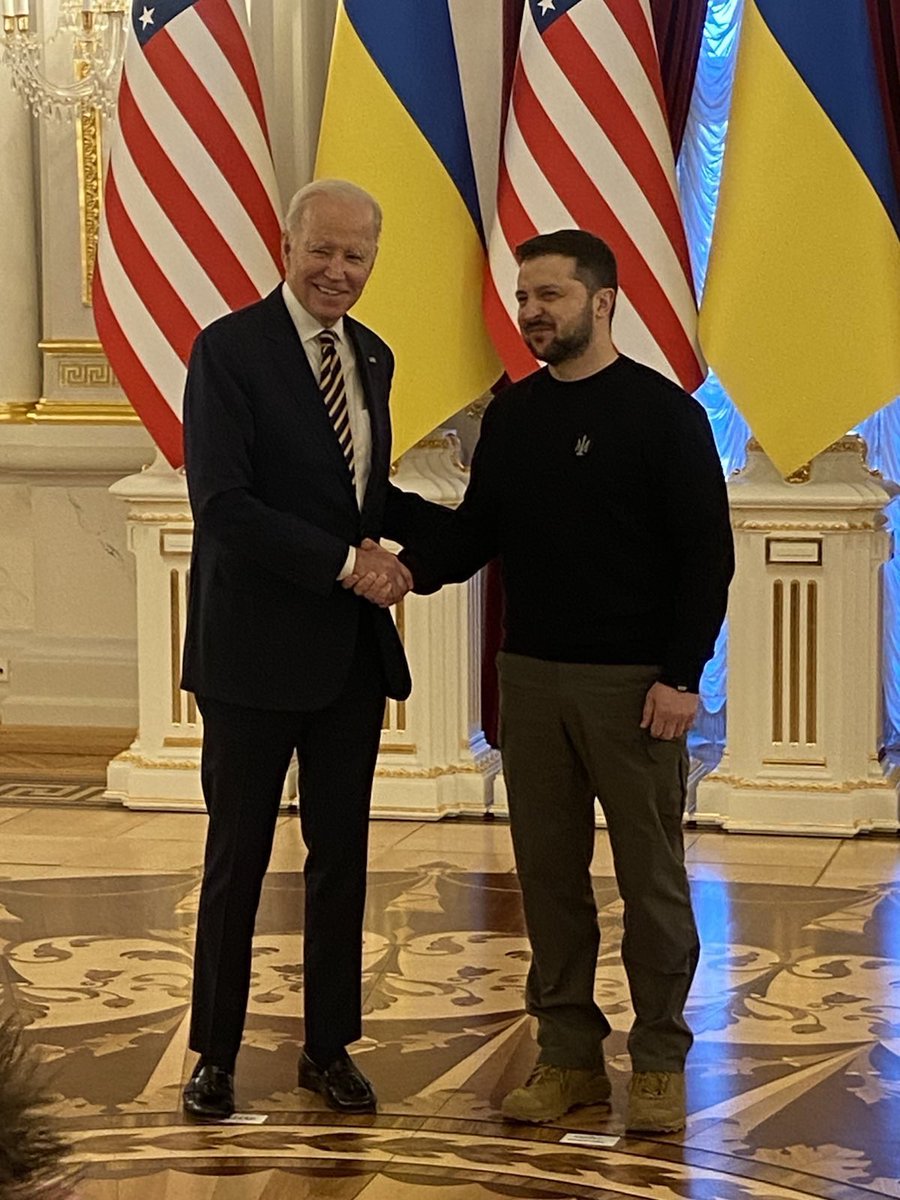 Biden en Ukraine: Le président s'y est rendu lors d'une visite inopinée à Kyiv où il a rencontré @ZelenskyyUa au palais Mariinsky avant le premier anniversaire de l'invasion russe de l'Ukraine