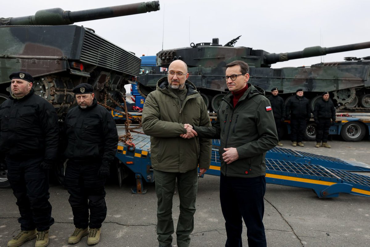 Premierminister der Ukraine Shmygal: Leopard 2-Panzer sind bereits in der Ukraine. Zusammen mit Ministerpräsident @MorawieckiM haben wir die ersten von Partnern bereitgestellten Panzer getroffen. Wir sind Polen dankbar