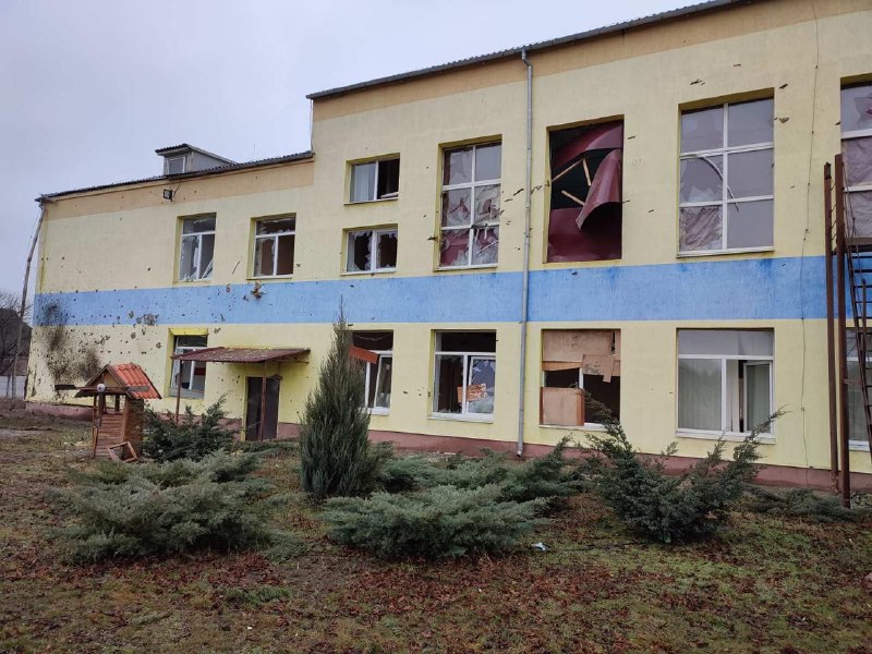 Die russische Armee beschoss eine Schule in Ivanopillia in der Nähe von Bakhmut