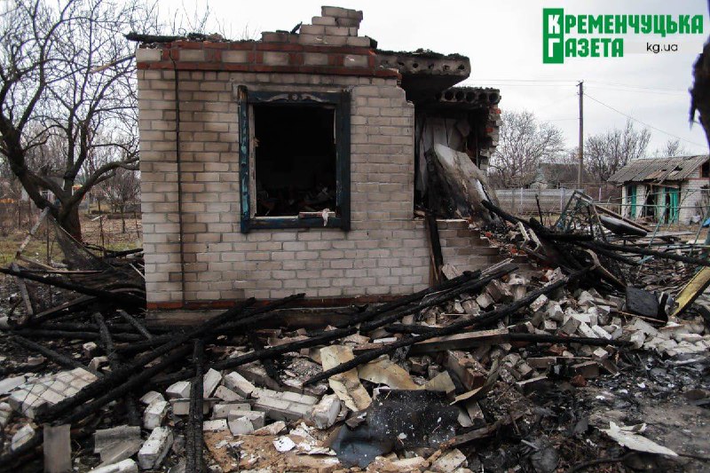 Schäden in Krementschuk, nachdem eine russische Drohne abgeschossen wurde und in Wohnhäuser stürzte