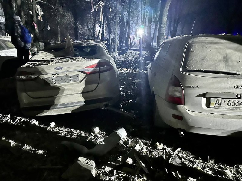 Mindestens 2 Menschen wurden infolge eines russischen Raketenangriffs in Saporischschja getötet, der einen Wohnblock teilweise zerstörte