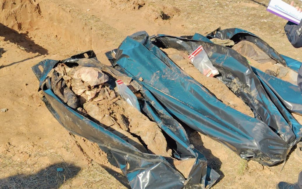 In Borodyanka, Region Kiew, wurde eine neue Beerdigung von drei von den Russen getöteten Zivilisten entdeckt