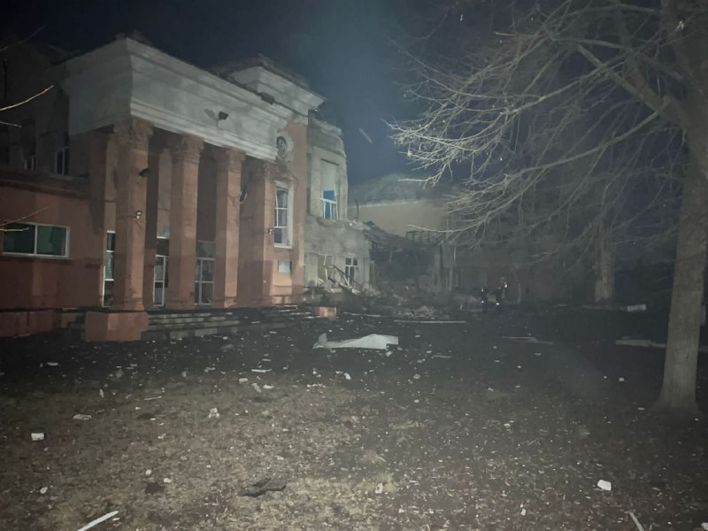Die russische Armee führte über Nacht einen Raketenangriff auf Kramatorsk durch und zerstörte eine Schule