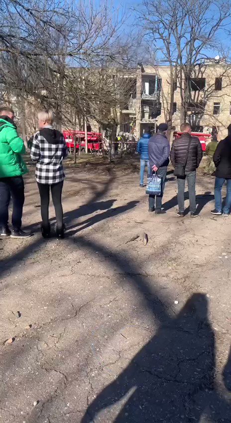Retter am Ort des russischen Raketenangriffs auf ein Wohnhaus in Kramatorsk