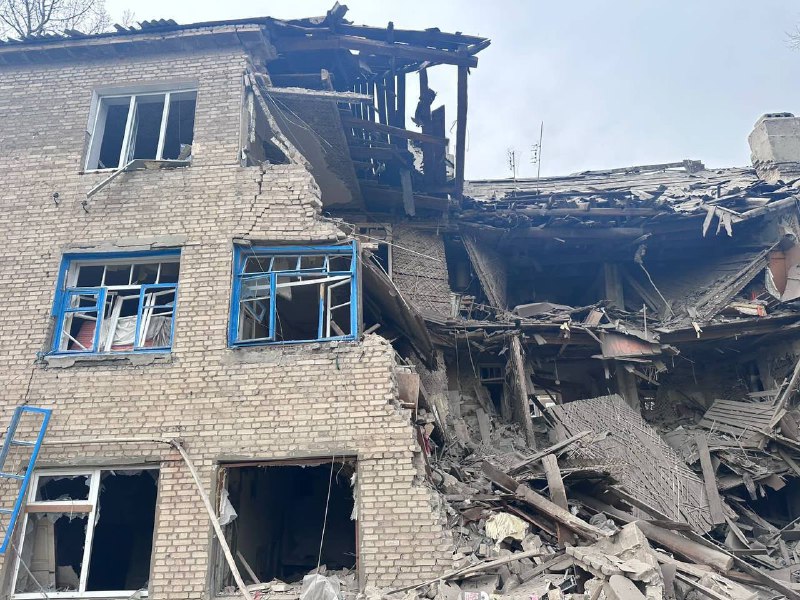 Teilweise zerstörtes Wohnhochhaus infolge des Angriffs der russischen Armee auf Chasiv Yar