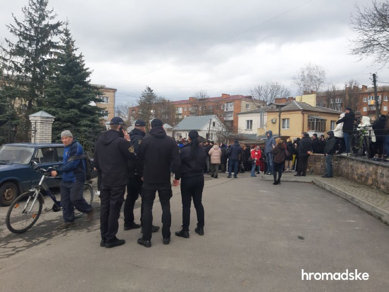 Protest in Chmelnizki, nachdem Mitarbeiter der Moskauer Orthodoxen Kirche einen Soldaten bei der Sonntagsmesse geschlagen haben