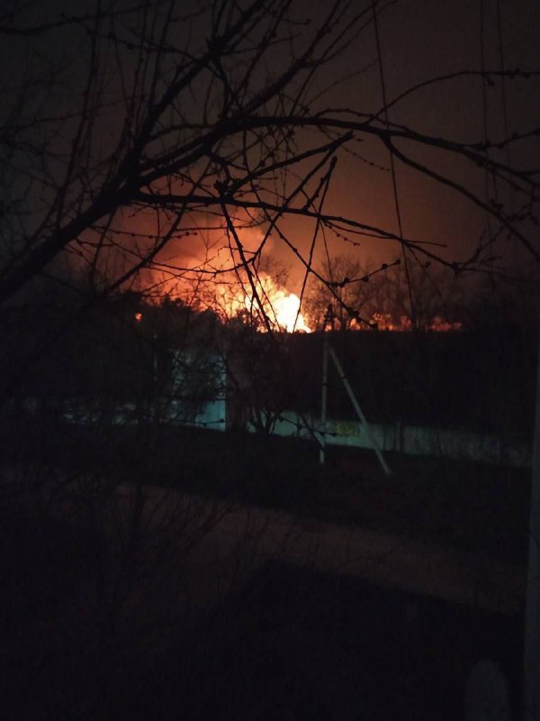 Großes Feuer im Dorf Perove in der Nähe von Simferopol gemeldet