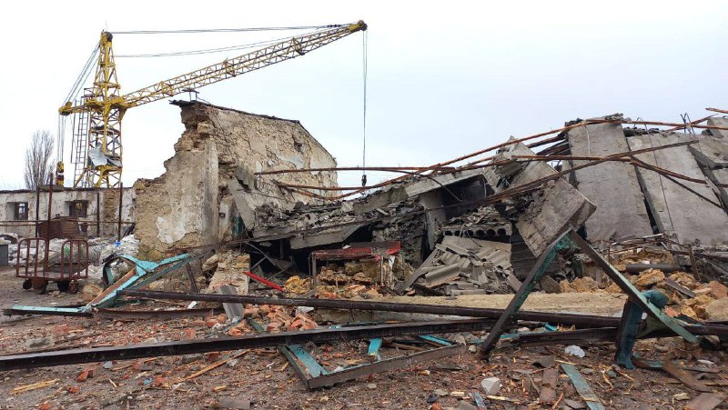Weit verbreitete Schäden in Beryslav nach russischen Luftangriffen gestern