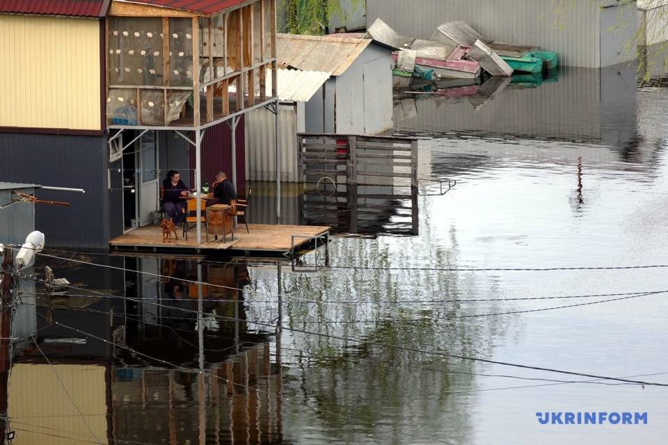 Überschwemmungen in mehreren Gebieten in der Nähe des Flusses Dnjepr, Notstandsstufe Rot in mehreren Regionen ausgerufen