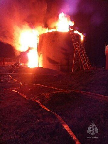 Brand im Öldepot in Rowenki, Gebiet Lugansk. Die Besatzungsbehörden beschuldigen ukrainische Drohnen