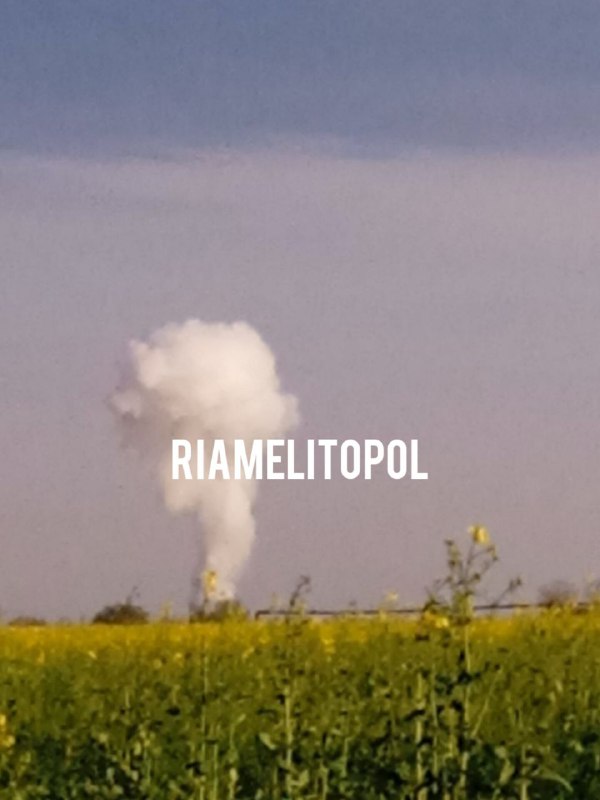 Rauch im Bereich des Luftwaffenstützpunkts Melitopol gesehen