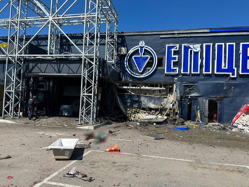 3 personas muertas, 5 heridas como resultado de un bombardeo en el centro comercial Epicenter en Kherson