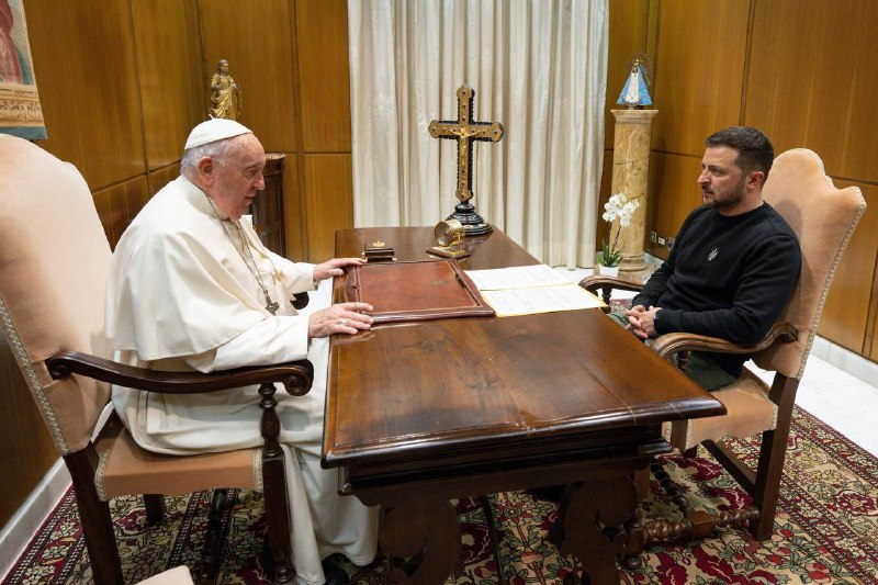 Präsident Selenskyj traf sich mit Papst Franziskus