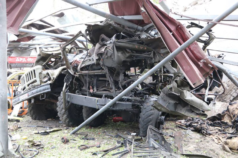 Der Stützpunkt der EMERCOM-Retter wurde bei einem russischen Angriff auf die Stadt Dnipro über Nacht zerstört, drei Gebäude und über 20 Rettungsfahrzeuge