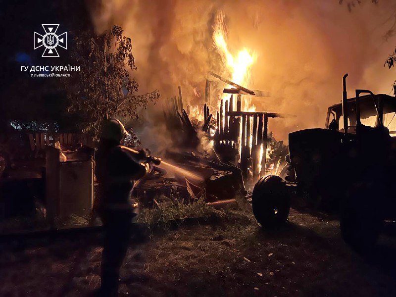 Brand im Bezirk Solotschiw, nachdem Trümmer der Rakete heruntergefallen sind