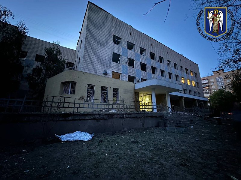 Schäden an einer Klinik im Kiewer Stadtteil Desniansky