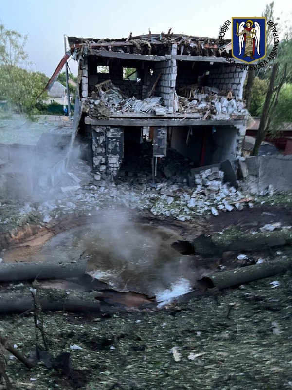 Während eines russischen Raketenangriffs auf Kiew wurde im Kiewer Bezirk Dniprovsky eine Warmwasserleitung beschädigt