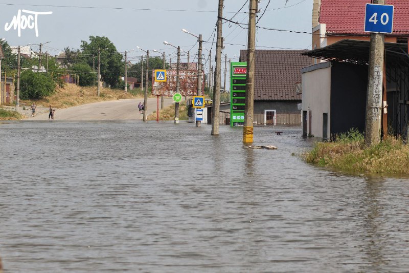 Die Straße zwischen Antonivka und Cherson wurde überflutet