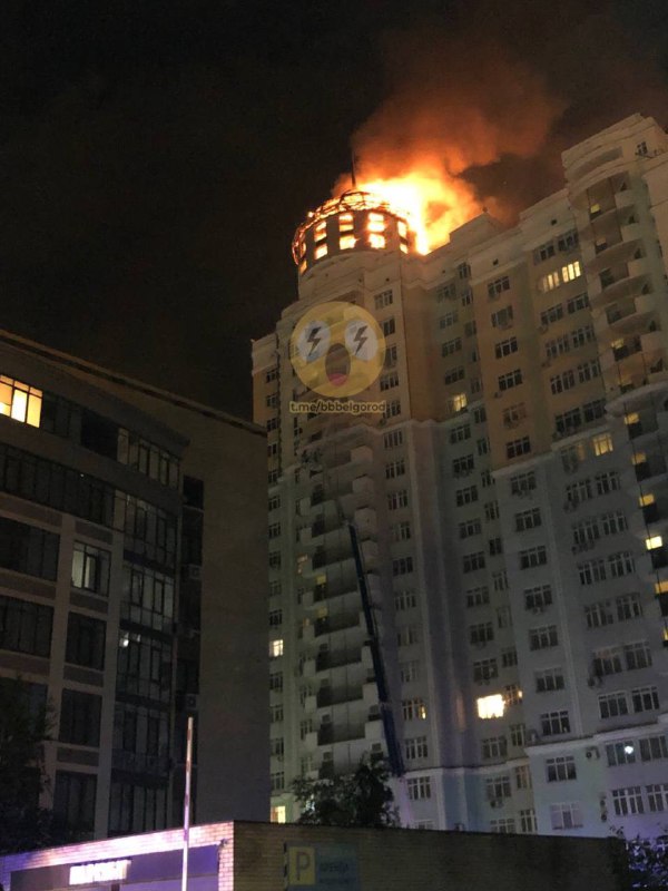 Feuerwehrleute in Belgorod haben keine Möglichkeit, das Feuer in einem Hochhaus zu erreichen, das derzeit brennt