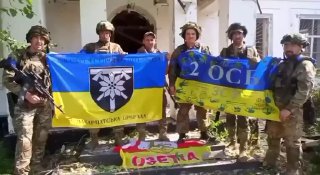 Ukrainisches Militär im befreiten Pjatychatky der Region Saporischschja