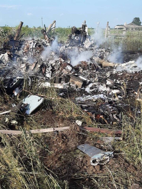 Trümmer eines Ka-52-Hubschraubers, der heute in der Nähe von Talovaya in der Region Woronesch abgeschossen wurde. Besatzung getötet