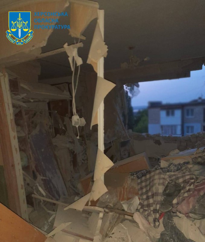 1 persona muerta, 1 bajo los escombros después de que los bombardeos rusos destruyeran un bloque de apartamentos residenciales