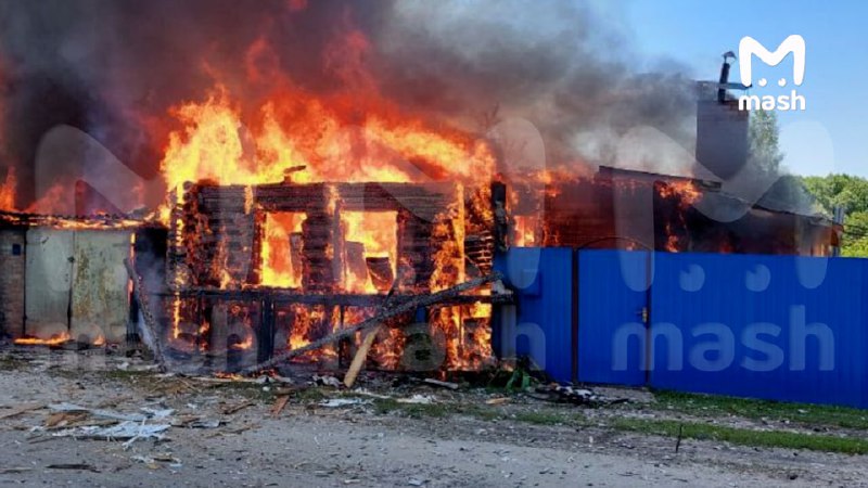 Mehrere Häuser brannten nach Beschuss mit MLRS GRAD im Dorf Belaja Berezka in der Region Briansk