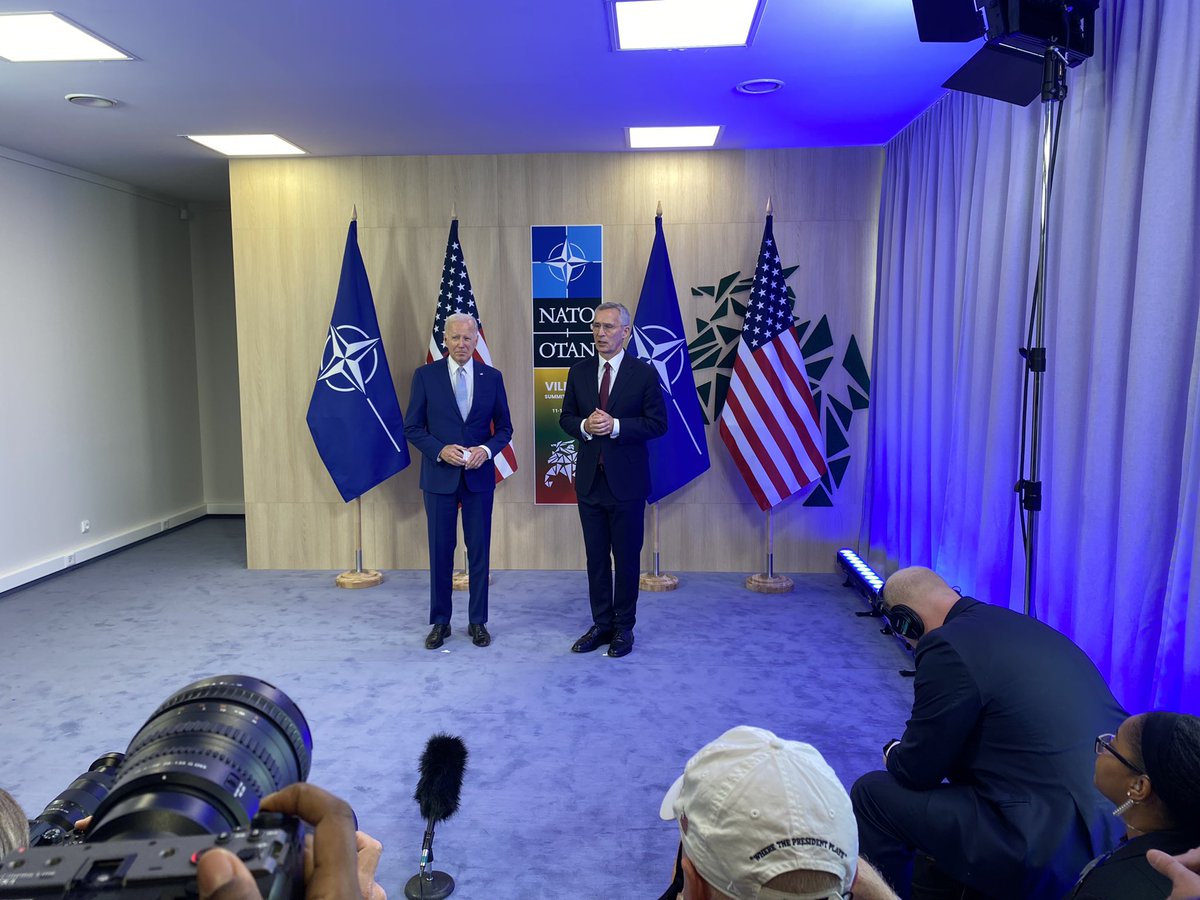 Nous sommes d'accord avec le libellé que vous avez proposé concernant l'avenir de l'adhésion de l'Ukraine à l'OTAN, a déclaré Biden à Vilnius, avec Stoltenberg de l'OTAN.