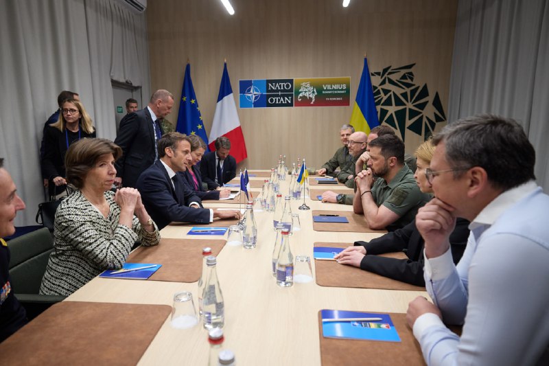 Presidente de Ucrania Zelensky se reunió con presidente de Francia Macron
