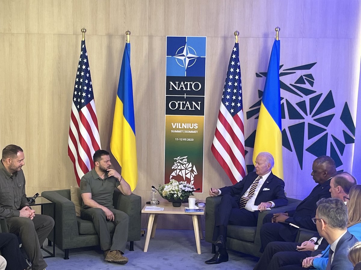 El presidente Zelensky respondió a la pregunta sobre si la OTAN fue un éxito considerando su frustración ayer: Creo que al final de la cumbre, tenemos una gran unidad de nuestros líderes y las garantías de seguridad; eso es un éxito para esta cumbre, creo que sí. Es mi opinión