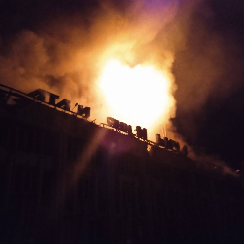 Im vorübergehend besetzten Mariupol brennt das „Ukrainische Haus (früher der Kulturpalast der Metallurgen).