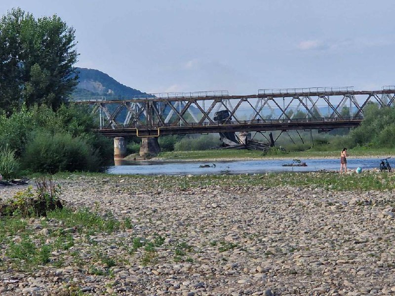 Puente sobre el río Teresva se derrumbó en la región de Transcarpacia