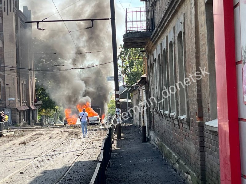 Mehrere Fahrzeuge brannten infolge des Beschusses in Donezk
