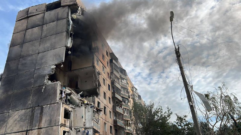 9-stöckiges Wohnhaus wurde durch russischen Raketenangriff in Krywyj Rih teilweise zerstört