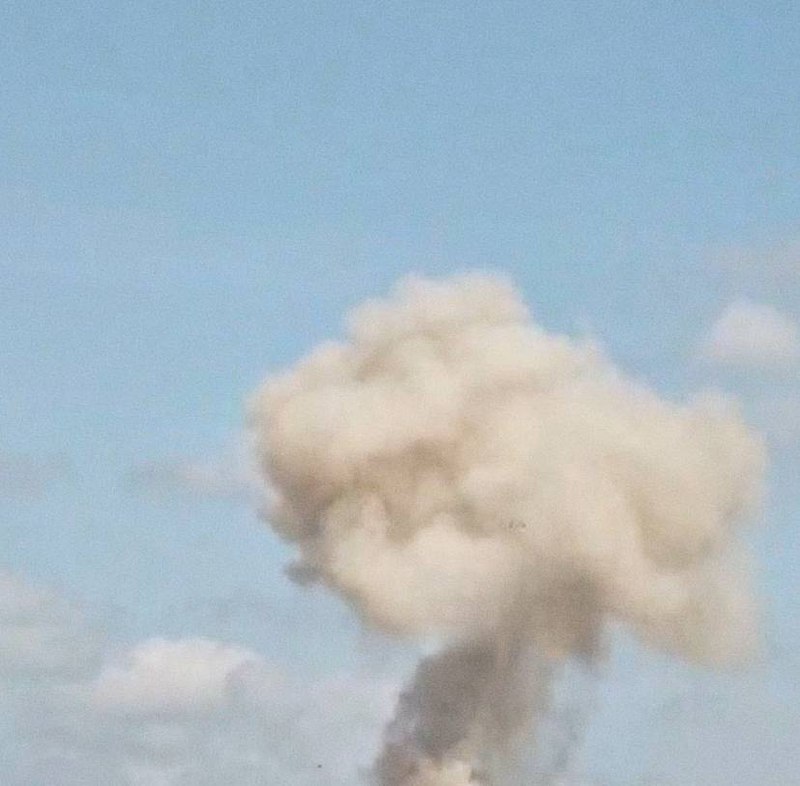 Die russische Luftwaffe warf Lenkbomben am Stadtrand von Cherson ab