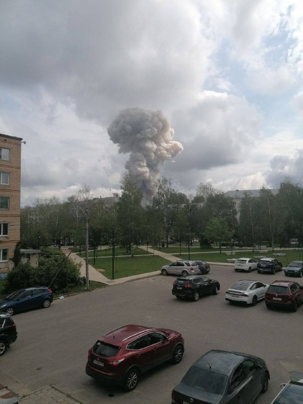 Augenzeugen berichten von einer Explosion in Sergiev Posad. Nach vorläufigen Angaben geschah dies im optisch-mechanischen Werk Zagorsk, in Nachbarhäusern wurden Fenster zerbrochen