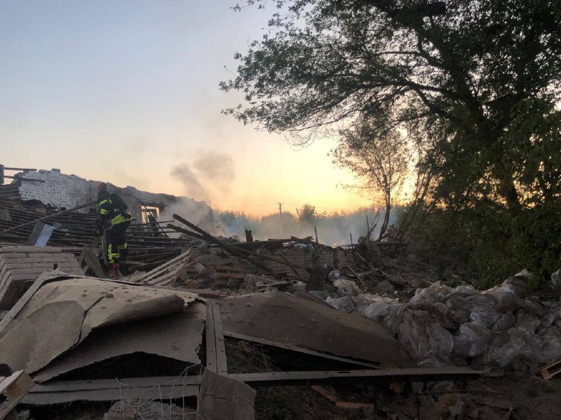 Russische Shahed-Drohnen zerstörten verlassene Getreidelager im Dorf Pisky-Radkivsky im Bezirk Izyum in der Region Charkiw