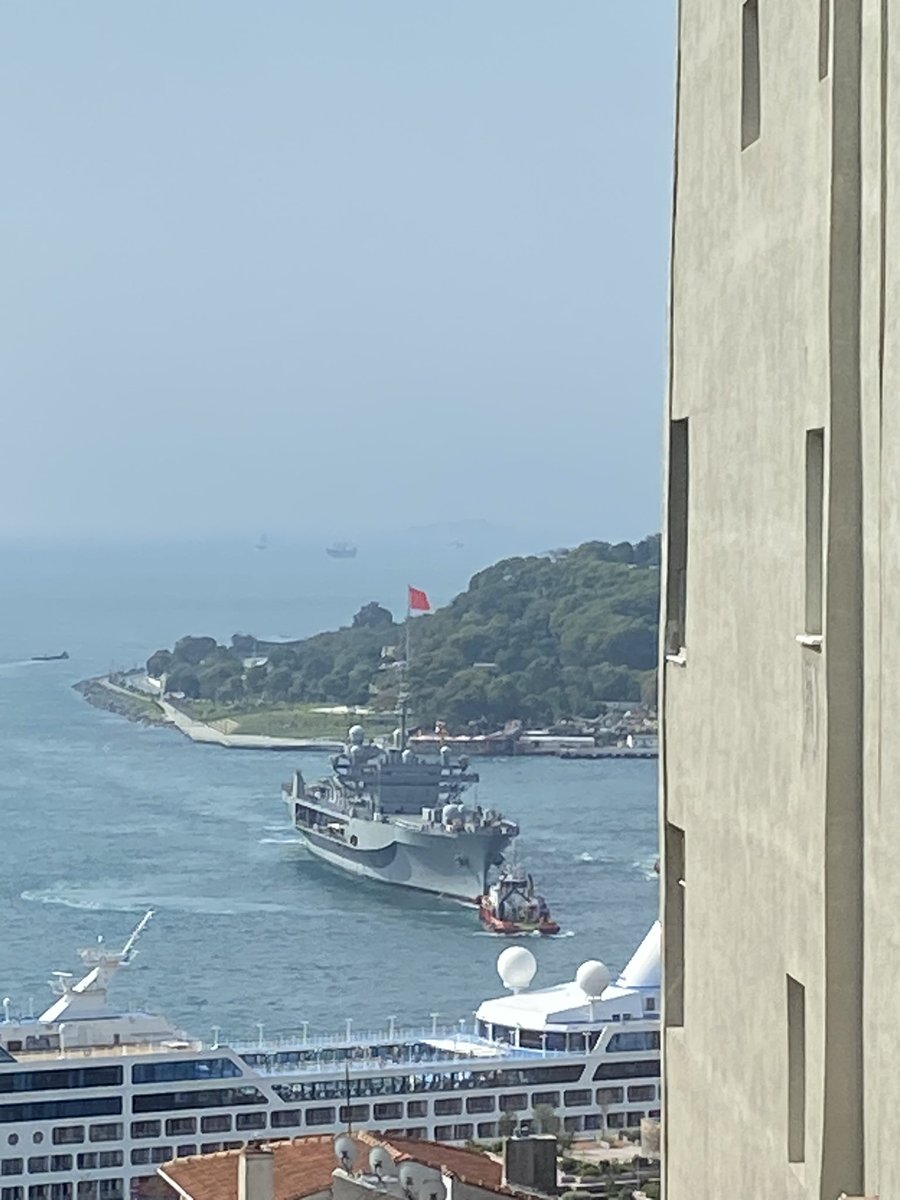 Heute Morgen vom Istanbuler Büro aus gesichtet: Das Flaggschiff der 6. US-Flotte, die USS Mount Whitney, kommt zu einer Zeit hoher Spannung im Schwarzen Meer im Hafen an. Schiffs-ID von @YorukIsik